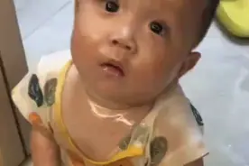 打翻半桶油的九个半月宝宝 先洗还是先打？