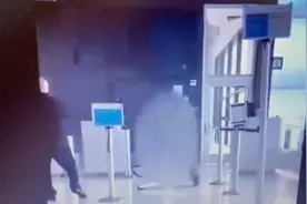 惊：一女子全裸大机场闹航站楼。视频封面