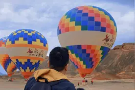 不用跑去土耳其我也能看到热气球的浪漫，张掖七彩丹霞果然值得游