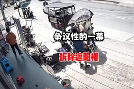 交警拆除女子电动车的遮阳罩，这让女子很不满视频封面
