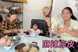 麦子熟了，收割机50元一亩，一会就收十几亩，收完来碗凉皮，得劲视频封面