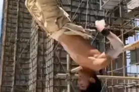 农民工在工地超强健身