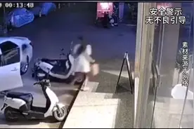 女人在路边被强行拖拽上车，好在路人相救，得知真相出乎意料视频封面