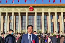 能让雷总弯腰握手的，也只有穿行政夹克的了视频封面