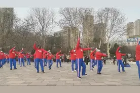 活力四射的广场舞，红蓝相间的运动服，老年人的快乐时光！