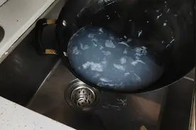 滚烫的开水千万别倒下水道，吃过亏你就知道了，教你正确方法视频封面