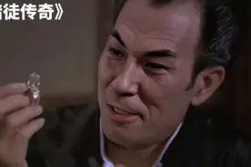 男人用6颗骰子掷出35点本以为很厉害了，岂料小伙随手就掷出36点视频封面