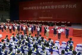 西北工业大学研究生毕业典礼，老中青三代共唱《祖国不会忘记》。视频封面