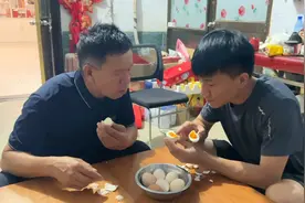 老周小兵爷俩试吃鳄鱼蛋，确定是鳄鱼蛋没被人家骗，开始大量购买