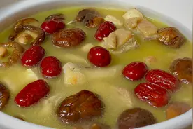 这才是香菇炖鸡肉的正确做法，步骤详细，汤鲜味美，肉嫩汤鲜好喝