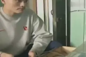 1998年姚明在街边散步和在宿舍里打游戏的真实影像，打的非常投入视频封面