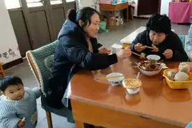 农村婆婆教你家常炖鸡方法，儿媳妇吃了1块又1块，不柴不腥真解馋视频封面