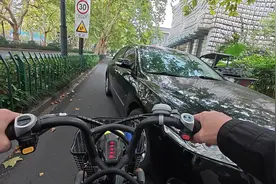 咋么处罚这个杭州人？在自行车道逆向行驶汽车……视频封面