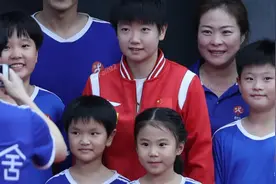 王楠女儿追着孙颖莎跑，笑笑合影偶像满眼崇拜，带队为孙颖莎送行