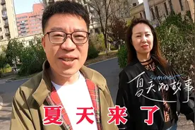 大连今日气温19度，换上短袖和外套，夫妻俩市场买菜，夏天到来了