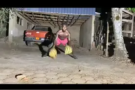 不管日晒雨淋，篮球训练不停，为了在赛场上把
每个球都稳稳投进