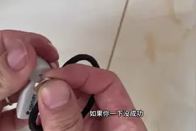 买的东西带着防盗钉怎么办，我们准备一个头绳，轻松打开它。