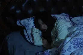 悬疑-妻子睡到半夜-打开灯-发现老公正死死的盯着自己-视频封面