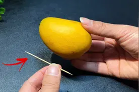 才知道，原来芒果剥皮这么简单，不脏手流汁，方法简单真厉害