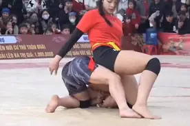 越南男女混合摔跤，这哥们从头到尾嘴角都没下来过！哈哈视频封面