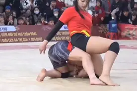 越南男女混合摔跤，这哥们从头到尾嘴角都没下来过！哈哈视频封面