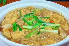 特别适合冬天吃的一道菜“白菜油豆腐煲”，做法简单，3分钟搞定