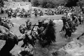 1942年，中国远征军出国作战，老百姓一路相送！