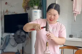 把红酒瓶塞敲进瓶子里，2秒钟就把瓶塞拿出来，瓶子不烂，酒不撒