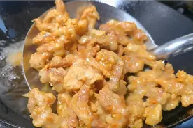 小酥肉想要好吃，腌肉调糊是关键，这样做外酥里嫩，凉了也不回软