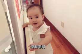 宝宝嘴里不停叫爸爸，听到开门声快速爬向门口，爸爸回来太开心了视频封面