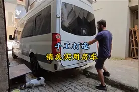 小伙为和女友环游世界，竟买了辆二手面包车用来改造房车，太牛了视频封面
