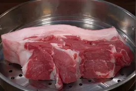 把猪后腿肉上锅蒸一蒸，出锅就是一道经典美食，筋道Q弹，太香了