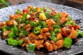 4个鸡腿1把杭椒，简单炒一炒，出锅麻辣鲜香，下酒又下饭