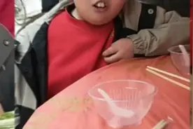 当年的吃席小男孩已经长大了，如今没有手机玩也一样开心吃席