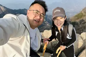 夫妻俩徒步爬泰山，用了整整8小时，累到大腿抽筋，腿肚子打哆嗦