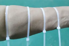 才发现，原来解开扎带这么简单，用手轻轻一碰就开了，方法太棒了