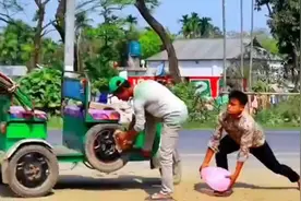 扎气球恶搞路人合集:最后一个把大爷整得怀疑人生了#...视频封面