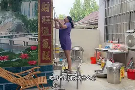 今天打算陪我姐住几天，一进门差点把我吓坏…视频封面