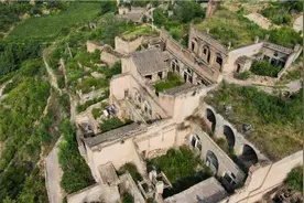 山西300年地主大院，老地主竟娶了9个美女老婆，为啥废弃没人住？视频封面