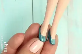 用指甲油给芭比做高跟鞋