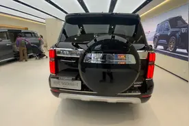 33万买长城坦克500混动2.0t+9at动力强，油耗低，越野能力强。