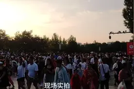 去大唐不夜城看节目，碰见人山人海的客流量太大。现场实拍。视频封面