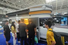 硬升顶越野房车青岛大获成功！三层叠岚设计，国产房车终于开窍了视频封面