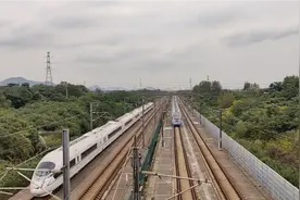 国庆期间密度超饱和的京沪高铁和沪宁城际高铁。几乎3-4分钟一列视频封面