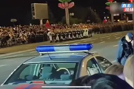中国小伙一句中国万岁，仪仗队立刻正步回应#阅兵 三军仪仗队