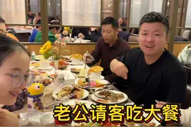 老公请全家吃自助，口号是扶墙进扶墙出，没想到两岁侄儿胃口大开