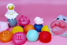 二次元美食，超大M豆巧克力VS彩色巧克力球，这也太好吃了吧视频封面