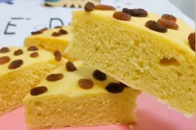 为啥您蒸的玉米面发糕总是粘牙不蓬松？其实大多是这两步出错了