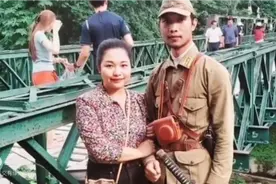 女子跑到日本旅游，还刻意跟穿侵华日军的士兵拍照，丢人现眼！