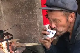 甘肃老家，干完活先喝上几盅罐罐茶，解解乏气，这是农民的习惯。视频封面